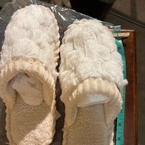 Home brand indoor plush slippers 7.5-8